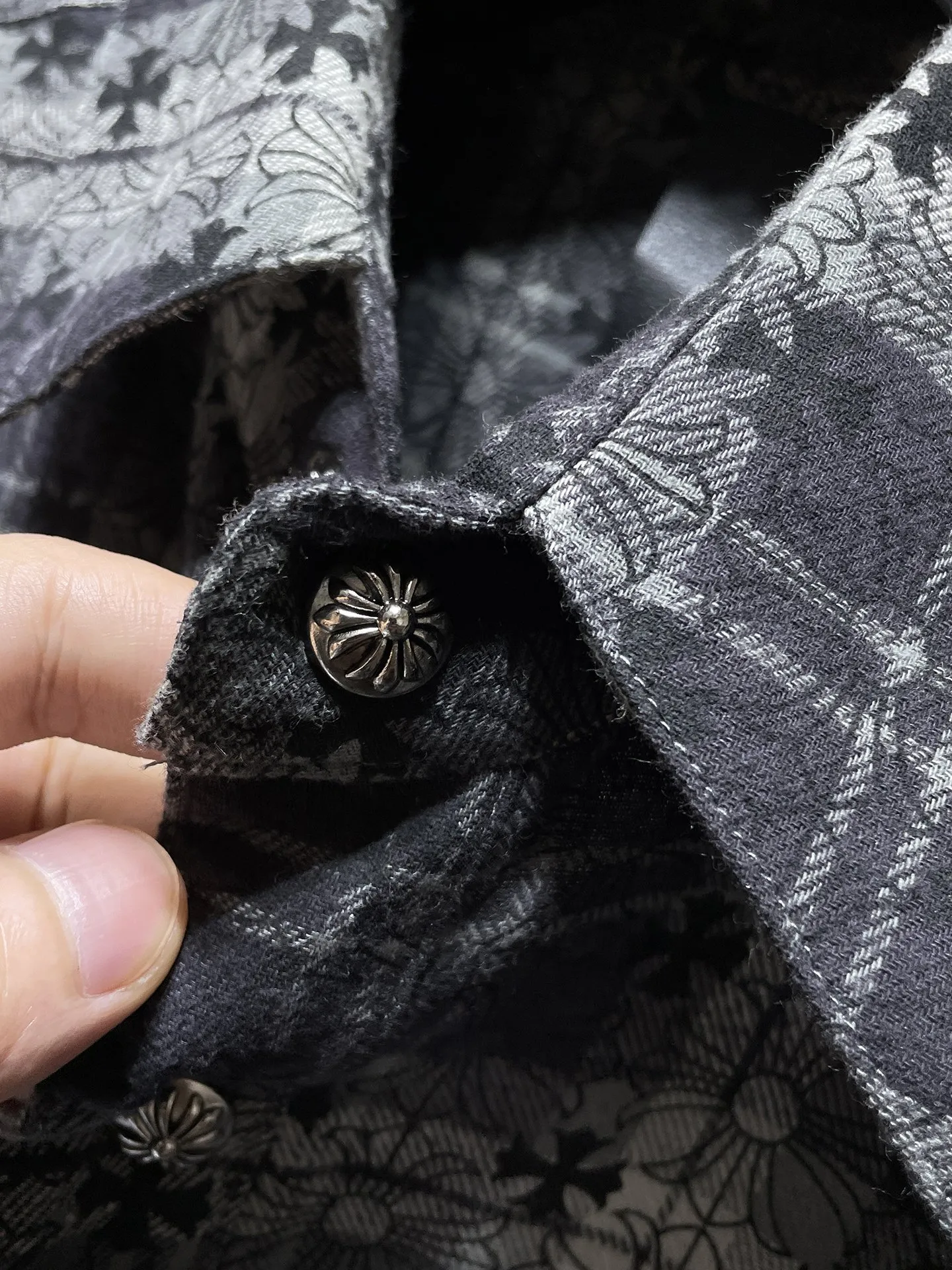 P256 Chrome Hearts 🍁Shirt series🍁 The same style as the star Autumn and winter classic patchwork leather full cross dark pattern all-over printed plaid shirt Whole body plaid alignment Cuffs sheepskin upper and lower alignment Original molding, customized version bronze silver four-buttons Specially customized version high gram weight original shirt fabric Can be worn as a jacket or as a base Essential clothing artifact Recommended color: Customized version gray blue Code numbers: S, M, L, XL